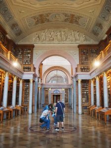 Wusstet Ihr, dass beispielsweise die Bibliothek des Klosters über 400.000 (!) Bücher zählt? Rund die Hälfte davon sind ausgestellt ... damit übertrifft der Bestand den der größten Siftsbibliothek in Admont bei weitem! Unglaublich!