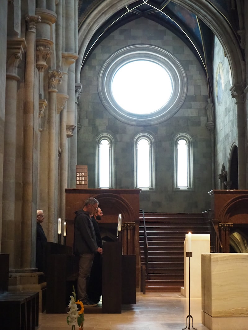 The collegiate basilica can also be visited, for example as part of a guided tour or, as here, during the monks' choir prayer.