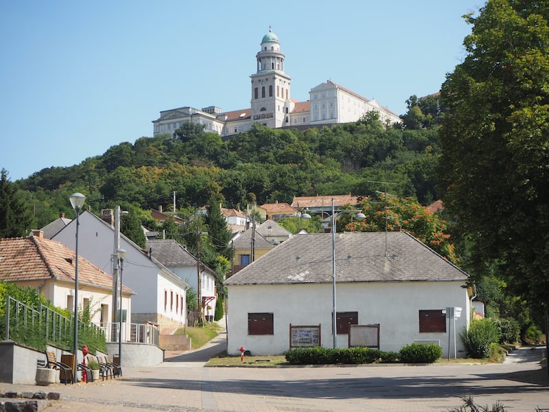 ... und ein Besuch der Erzabtei Pannonhalma samt des zu ihren Füßen liegenden, gleichnamigen Dorfes, lohnt sich nicht nur wegen der tollen Aussicht.