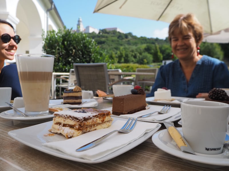 Das Café Pausa mit Blick auf die dahinterliegende Abtei lohnt sich schon alleine wegen seines guten Lavendelkuchens ...