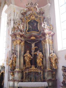 ... zeigt mir in der Kirche das original erhaltene Kreuz, vor dem Oberammergauer dereinst ihr wichtiges Gelübde ablegten, alle zehn Jahre die Passion Christi zu spielen ...