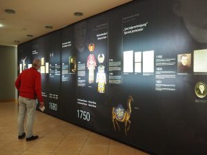 ... am Eingang informiert eine übersichtliche, informativ gestaltete Museums-Timeline über die wichtigsten Entwicklungen der Passion in Oberammergau ...
