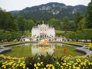 Schloss Linderhof schließlich, Wohnresidenz des bayerischen Königs Ludwig II ...