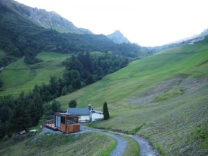 ... die "Dream Alive Lodge" schließlich befindet sich direkt am Berg, mit einer einzigen einfachen Zufahrtsstraße auf der ich freundlicherweise "bis vor die Haustür" gefahren werde ...