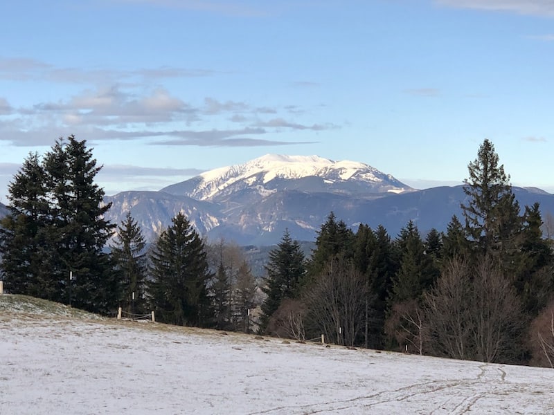 ... von hier aus in St. Corona am Wechsel hat man bei klarer Sicht einen zauberhaften Blick auf den höchsten Berg Niederösterreichs, den Schneeberg mit gut 2.000 Metern Seehöhe ...