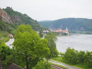 Blick von der Panoramaterrasse und Wellnessbereich des Hauses über die Donau in Richtung Dürnstein.