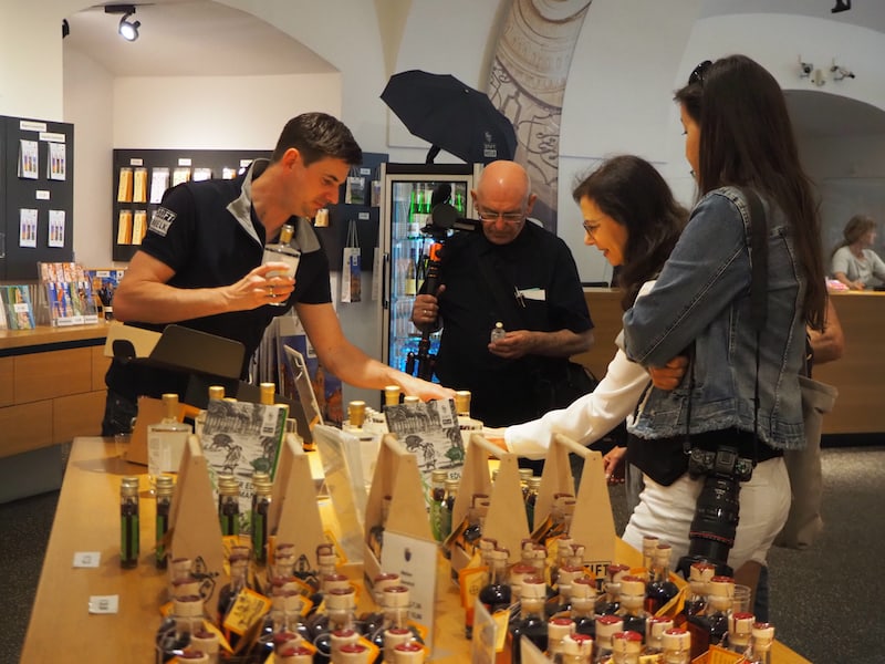 On the ground floor of the modern bastion with its exhibition rooms is the shop area with herbal products from their own garden: gin, herbal salts, liqueurs and much more.