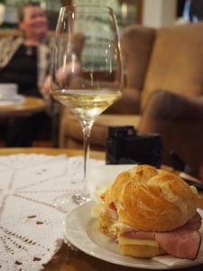 Weinverkostung und Jause im Lounge-Bereich des Gartenhotel & Weingut Pfeffel.