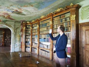 "Ex litteris immortalitas": Johannes Debil stellt uns das groß angelegte Restaurierungsprojekt von rund 10.000 der insgesamt 100.000 (!) Bücher der Stiftsbibliothek Melk vor.