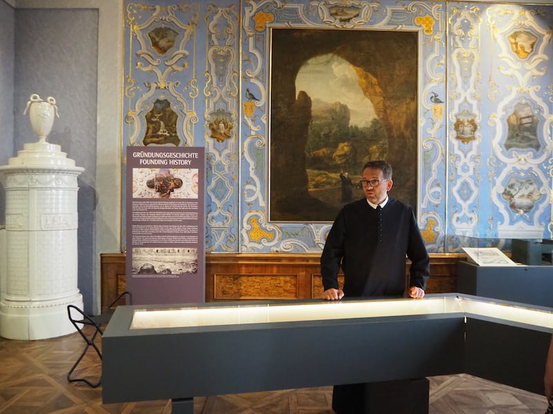 Prior Pater Maximilian geleitet uns durch die anschließenden Ausstellungsräume des Stiftes, welches auf eine rund eintausendjährige Geschichte zurückblickt.
