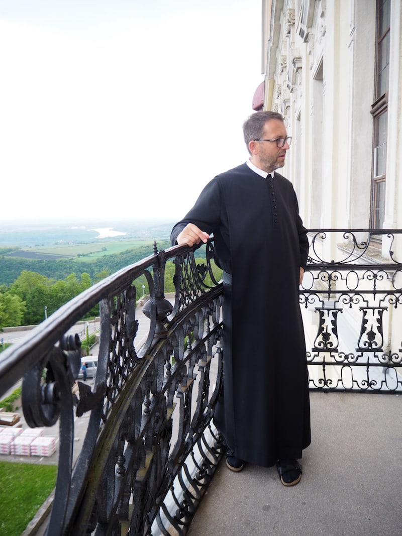 During the further tour of the monastery, Prior Father Maximilian is available to us for interesting discussions about the history of the monastery, his personal career and that of the community. By the way, only special guests have access to this balcony - in this case, us! :D