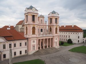 Blick vom Dachstuhl über der Kaiserstiege: Die veränderte Perspektive auf die Stiftskirche ist die vielen Stufen wert!