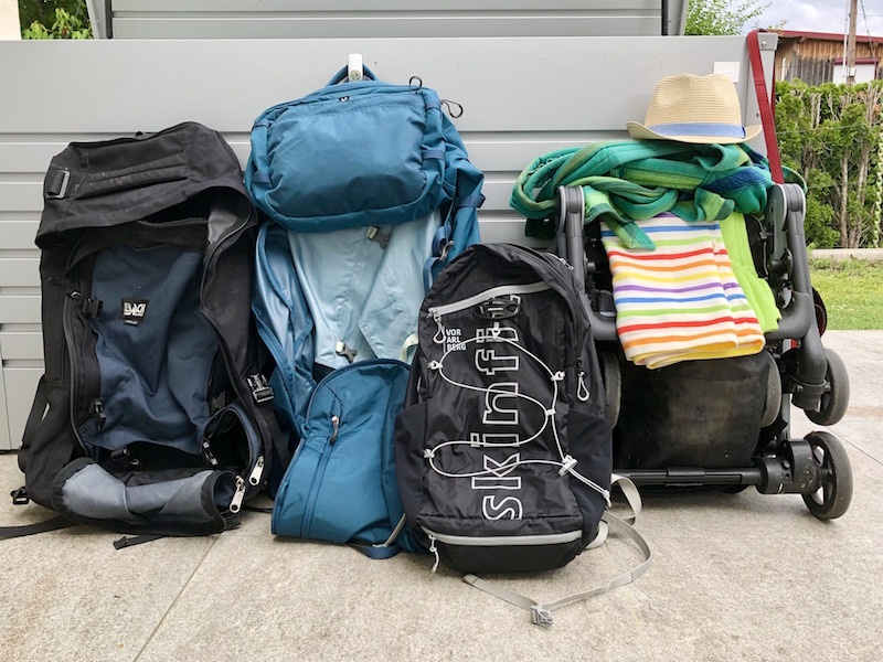 ... so sieht sie aus, die "Riege unseres Vertrauens": Two large backpacks with luggage for mum + baby, dad + toddler, a small backpack for the road, baby carriers for both parents and the travel pram for either small or large (for sleeping or sitting). All right?!