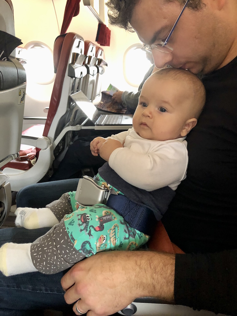 Im Flugzeug selbst bekommt man einen kleinen Gurt, mit dem zu Start und Landung auch das Baby anschnallen muss. Mein Tipp lautet: So kleine Babys besser bei der Mama anschnallen, um rasch bei Bedarf stillen (und. beruhigen) zu können..!