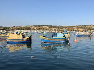 Das Fischerdorf von Marsaxlokk schließlich ist den Besuch auch allzeit wert - nicht zuletzt ob der tollen Fischlokale direkt im Hafenbereich.