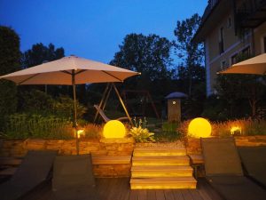 Gute Nacht aus dem Weinlandhof Gamlitz: Blick vom kleinen aber feinen Wellnessbereich (mit Pool!) in den Garten des Hotels.