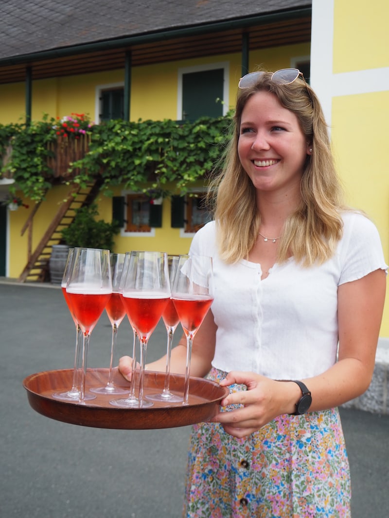 Jungwinzerin Katrin Strohmaier empfängt uns mit dem typischen Getränk des Familienweinguts: Schilcher Frizzante.
