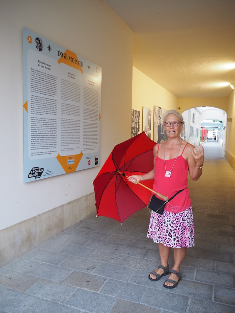 ... dank unserer charmanten Austria Guide Renate Ryba erfahren wir wirklich sehr viele Hintergründe und Wissenswertes zum Fotofestival La Gacilly Baden ...