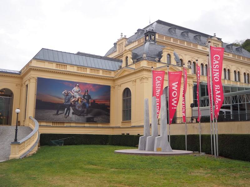Immer wieder beschreibt das Fotofestival in Baden eindrucksvoll Kontraste, wie hier die Fotografien auf dem Casino Congress Zentrum in Baden bei Wien.