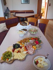 ... im naheliegenden Katharinenstüberl gibt es ein "Innviertler Buffet" für uns ...