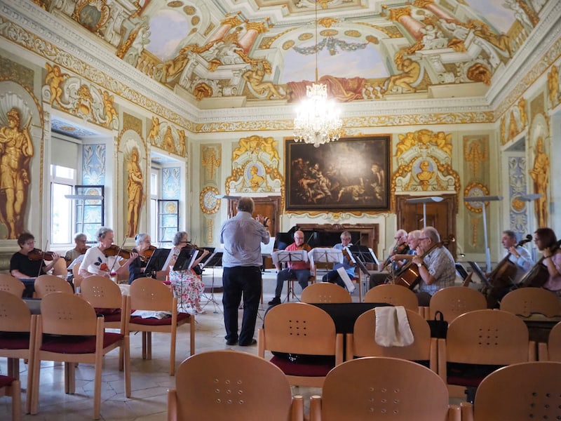 Musiker bei der Probe: Was für ein herrliches Ambiente für die Proben hier im Stift Reichersberg ...