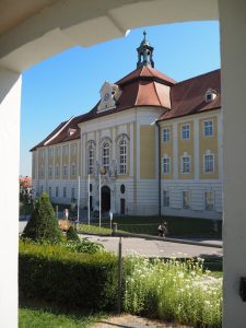 Blick auf das Stift Reichersberg vom nahe gelegenen Hofgarten des Stiftes.