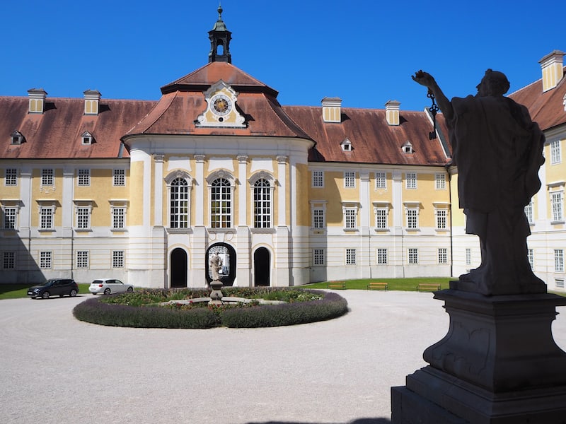 The guided tour of Seitenstetten Abbey takes us directly across the sprawling inner courtyard