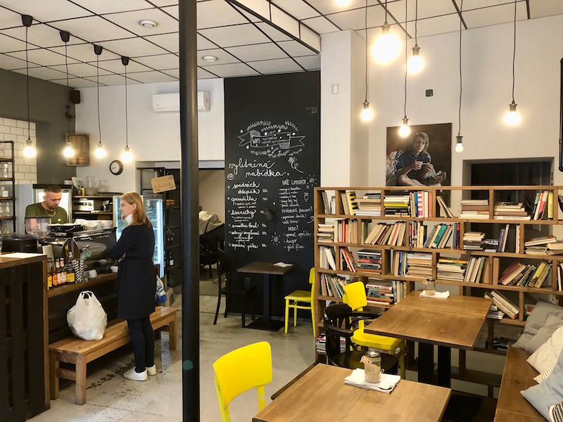 ... charmant: Das Frühstückslokal Mymika mit tollem Latte Art Kaffee und gemütlicher (Bücher!) Stimmung!