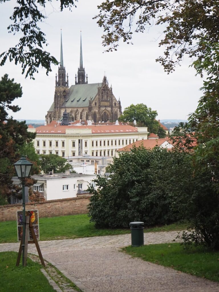 ... ist übrigens auch von der Festung Spielberg immer wieder gut zu erkennen, thront sie doch weithin sichtbar über die gesamte Altstadt von Brünn.