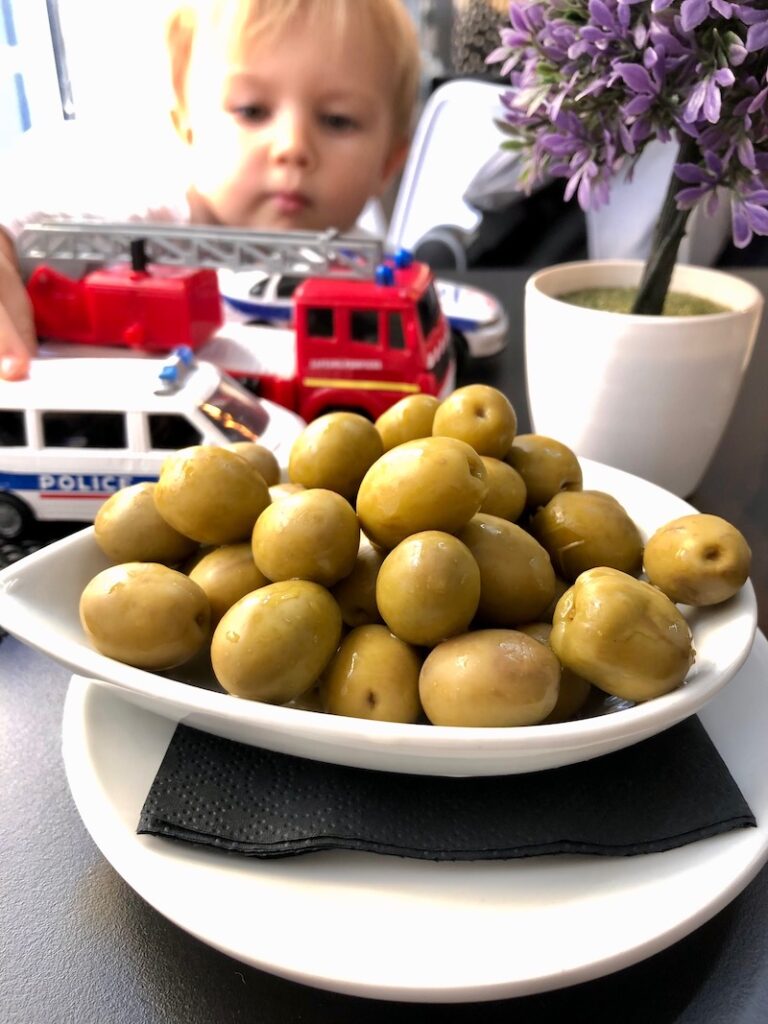 Easy beginnings: Überall gibt es Oliven ("aceitunas"), die auch meinem dreijährigen Liam gut schmecken ..!