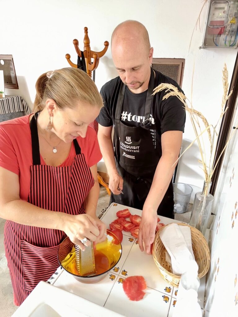 Unsere Genussreise zur spanischen Paella startet mit ... dem Abreiben einer speziellen "Birnentomatensorte" (Foto (c) Michaela Valle) ...