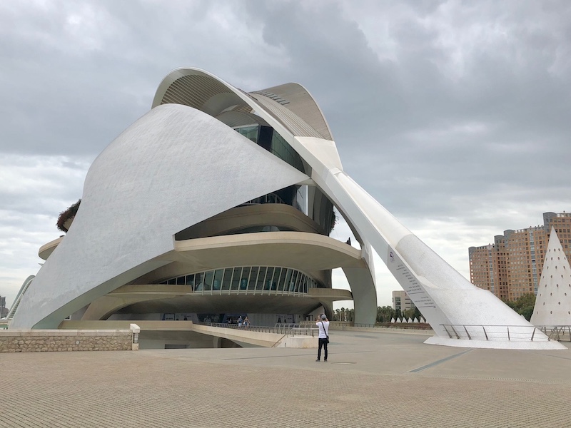... we discover extremely exciting buildings here, such as the modern opera house of Valencia, which is spanned by a huge "leaf" - an architectural and constructional masterpiece!
