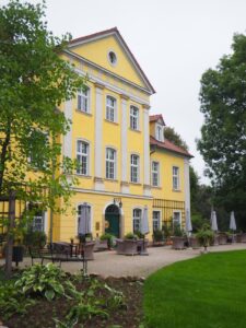 Schloss Lomnitz ist nur wenige Schritte von Schloss Schildau entfernt.