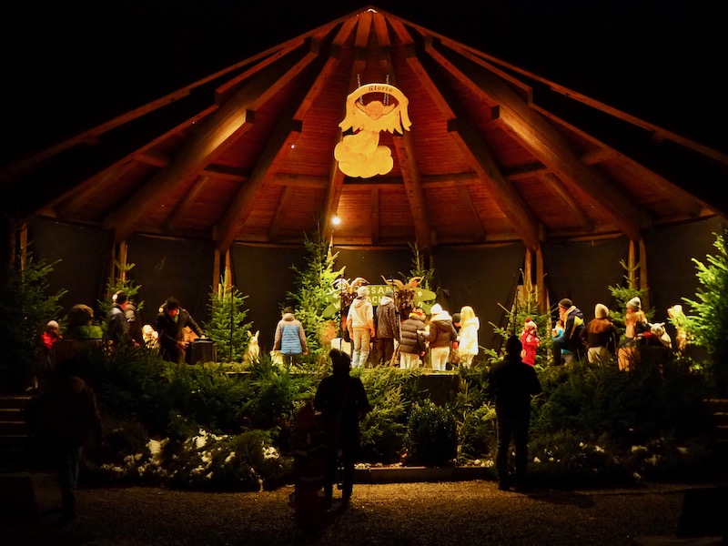 ... Ringelspiel, Kinderadventhütten und sogar diesen Musikpavillon gibt, auf dem stets kleine Vorführungen stattfinden.