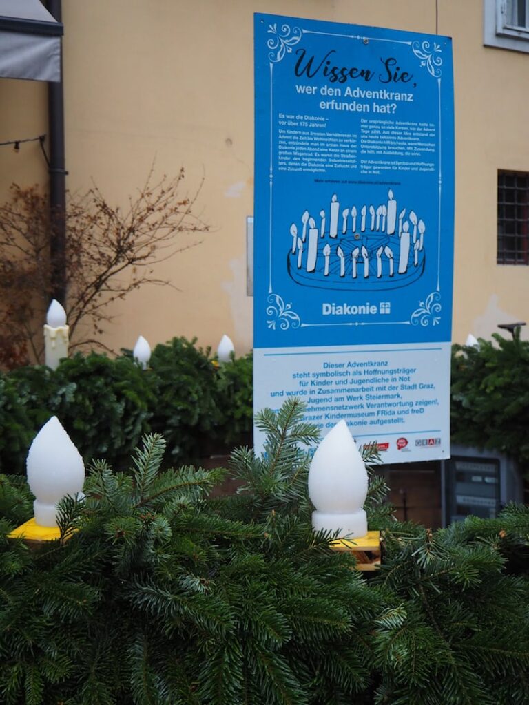 Hier auch der Blick auf den größten Adventkranz der Stadt, inklusive Erklärung woher dieser ursprünglich stammt.