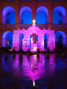 Truly spectacular: Die abends beleuchtete Eiskrippe im Hof des Landeszeughaus von Graz.