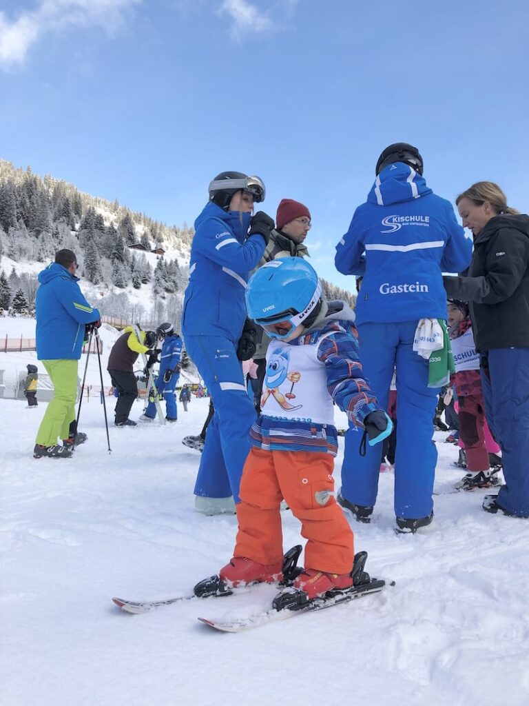 Erstes, nein zweites Rumrutschen auf Ski für unseren Liam: Let the snow fun begin!
