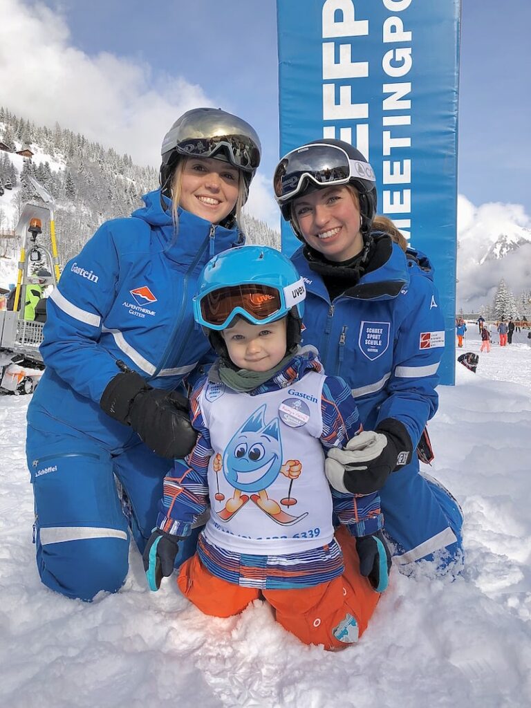 ... diese unglaublich netten, herzlichen wie talentierten Skilehrerinnen Romy + Neline betreuen Liam und sechs weitere Kleinkinder für die Dauer des Skikurses ...