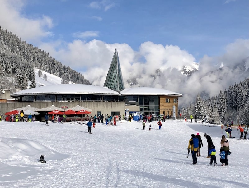 Blick auf das Skizentrum Angertal in Richtung Restaurant, Shop und Ticketbereich ...