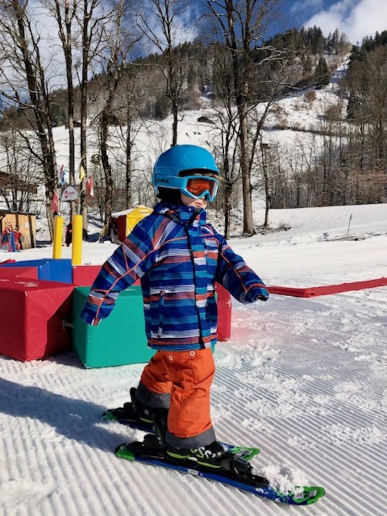 ... Liam genießt neben dem Skifahren auch die "lustigen Aufwärm-Übungen" ...