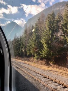 Auf der Strecke Tirol-Vorarlberg sitzen wir kurzfristig in einem Zug der SBB und genießen die Aussicht durch diese herrlichen Panoramafenster!