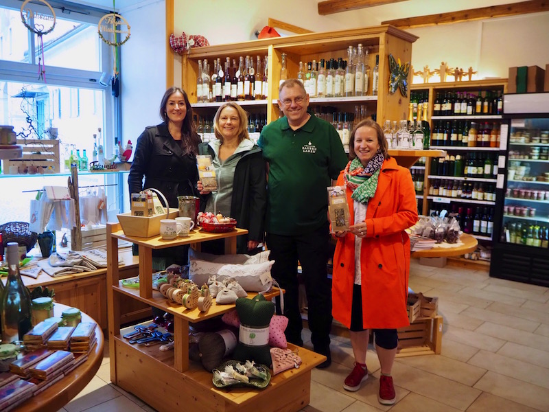 Blick in den Pöllauer Bauernladen mit seinem reichen Sortiment: Von links nach rechts Bloggerinnen Christina Leutner und Angelika Mandler, Obmann Wolfgang Zemanek und meine Wenigkeit.