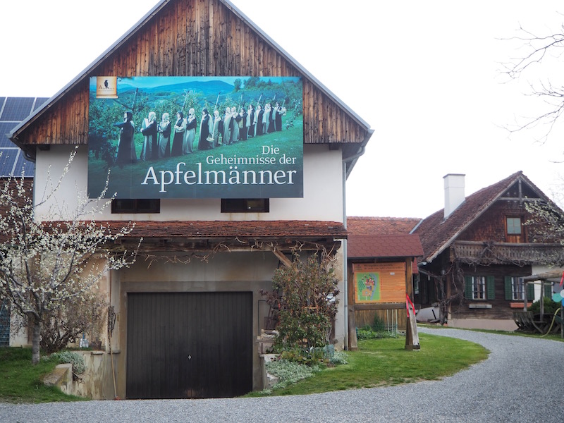 Schon bei der Einfahrt in das Steirische Obstbaumuseum, das "Haus des Apfels" ...