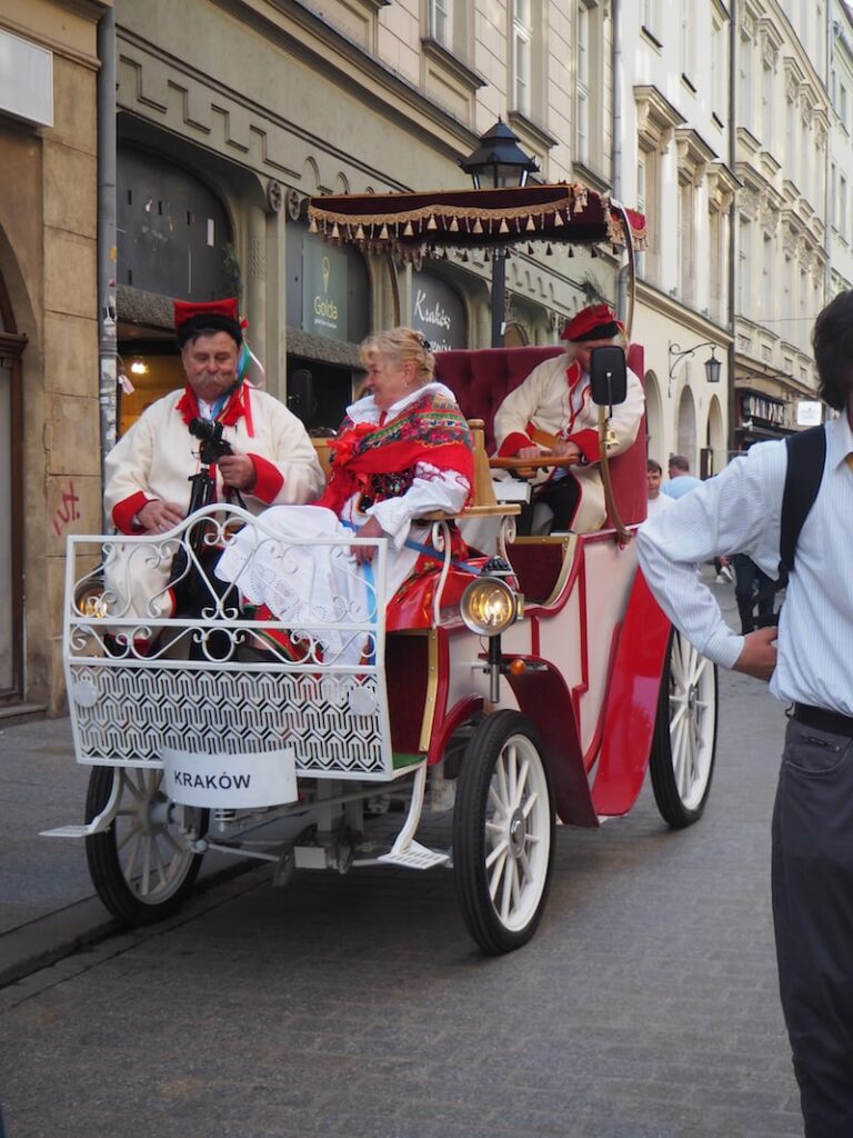 ... kreuzt dieses bunte Gefährt unseren Weg: Wir haben Glück und sehen traditionelle Tracht aus Polen.