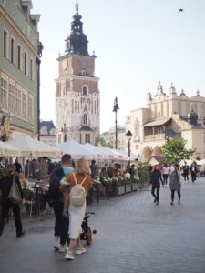 Beim Blick in die Altstadt und den Hauptplatz - Marktplatz von Krakau ...