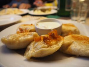 ... hier im köstlichen, familienfreundlichen Pod Wawelem Kompania Kuflowa: Typische polnische Pierogi, vegetarisch oder mit Fleisch zu haben, gehen übrigens immer (gerade auch für kleine Kinder der Hit).