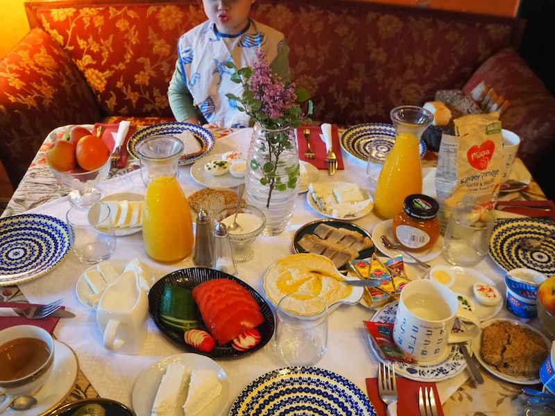 ... das opulente Frühstücksbuffet köstlich, selbstredend koscher und erfrischt für den ganzen Tag! 