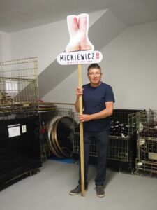 Winzer Maciej Mickiewicz ist für jeden Spaß zu haben, sein Erkennungsmerkmal (und auch Firmenlogo!) sind seine Gummistiefel!