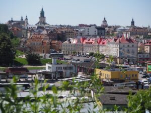 Uns hat die Stadt, die nur gut 100 Kilometer von Warschau entfernt liegt, sehr gut gefallen. Hier ein Blick auf die Altstadt von einem kleinen Hügel gegenüber dem Lubliner Schluss fotografiert (danke, Rafal Bil, für den Tipp!).