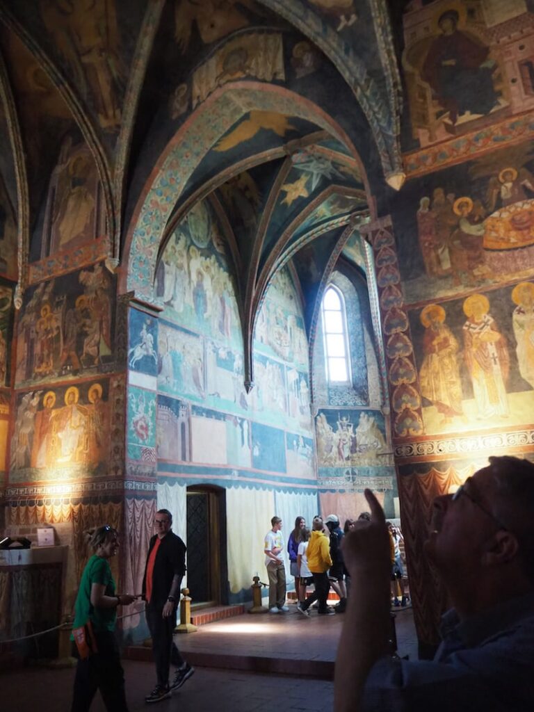 We visit the castle and its art treasures, which are known far beyond the borders of Lublin, such as the magnificent Gothic chapel with its oriental frescoes ...